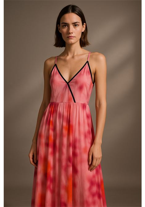 Abito lungo in chiffon stampa acquerello rosa ATTIC AND BARN | Vestiti | MATDR009AT213068